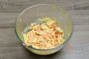 Салат с корейской морковкой, твердым сыром и яйцами: Все хорошо перемешиваем