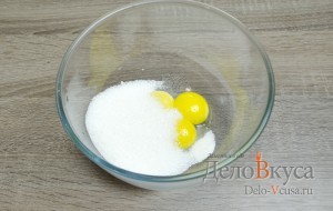Сырники с изюмом: Соединить яйца и сахар