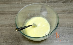 Сырники с изюмом: Смешать яйца и сахар