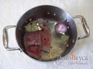 Суп с фрикадельками и яйцом: Ставим кастрюлю на огонь