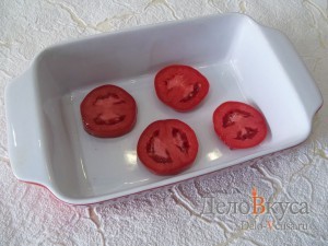 Фаршированные баклажаны: Кладем помидоры на дно формы