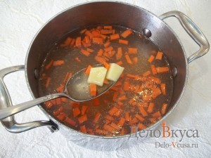 Суп с фрикадельками и яйцом: Добавить картошку и морковь