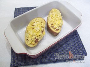 Фаршированная картошка в духовке с мясным фаршем: Посыпать твердым сыром