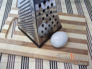Рулет из крабовых палочек: Натереть вареное яйцо
