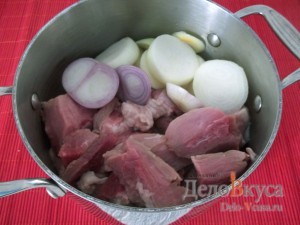 Свиной шашлык в духовке: Переложить мясо и лук в кастрюлю