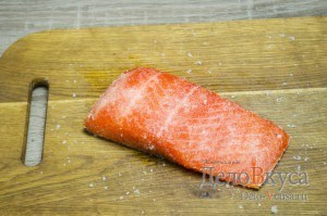 Засолка красной рыбы: Натереть рыбу смесью соли и сахара