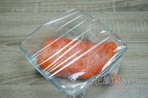 Засолка красной рыбы: Убрать рыбу в холодильник