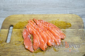 Засолка красной рыбы: Нарезать рыбу
