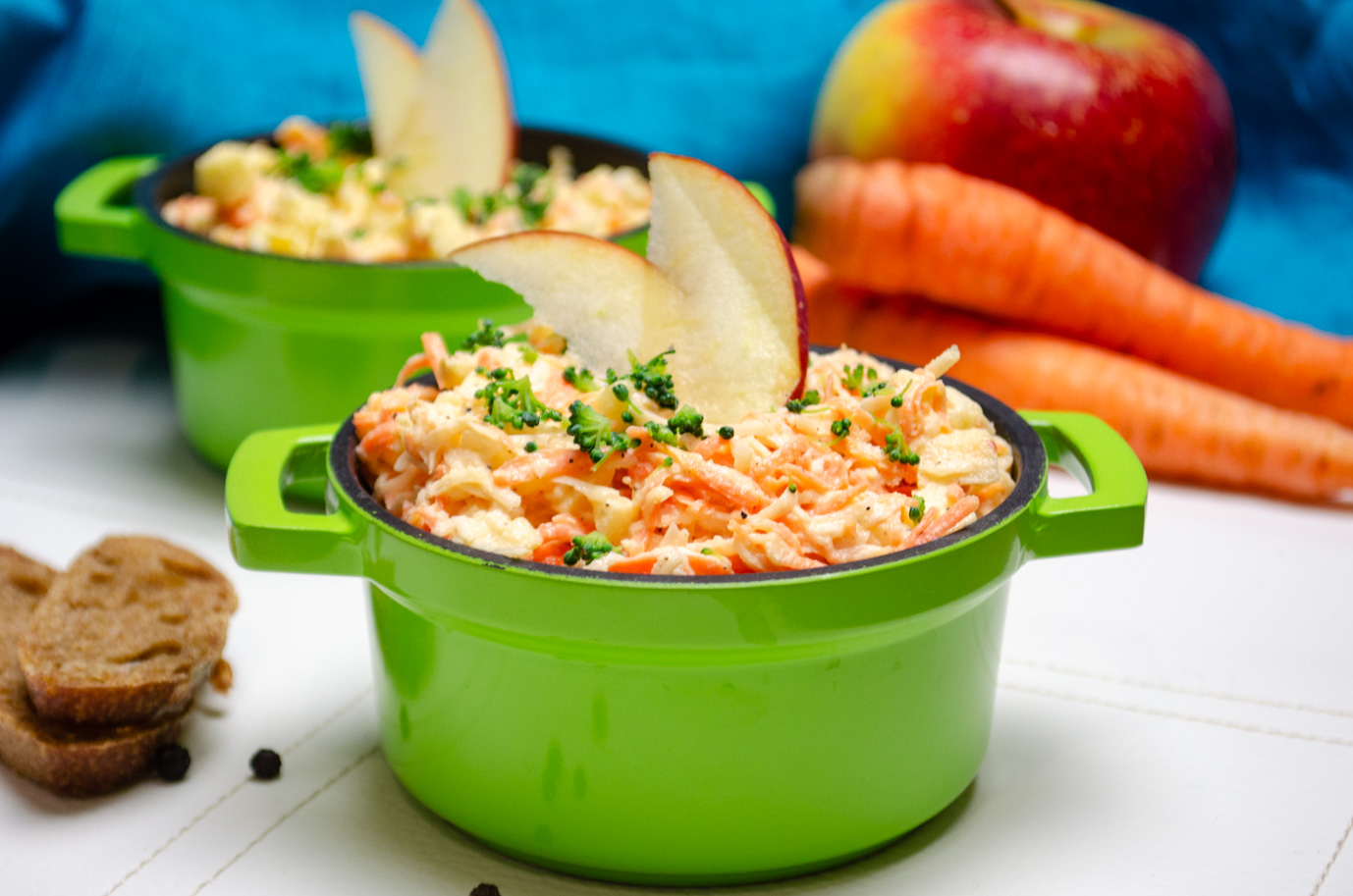 Салат из сельдерея, яблок и моркови