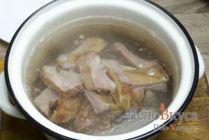 Гороховый суп: Ребра кладем в кастрюлю с кипятком