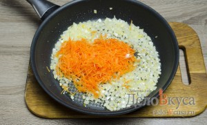 Гороховый суп: Добавляем к луку морковь