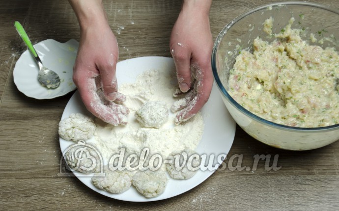 Котлеты из щуки: Обвалять котлеты в муке