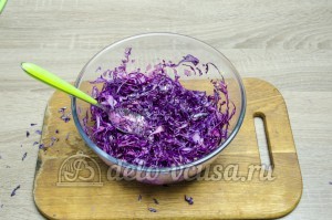 Салат из краснокочанной капусты: Заправить маслом