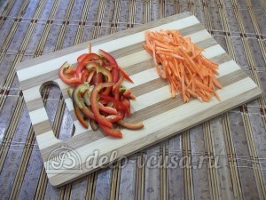 Тушеная капуста с копченым мясом: Морковь и перец измельчить