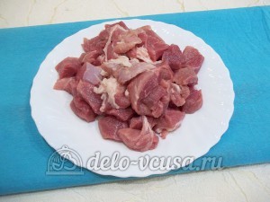 Свинина в горшочке с яблоками: Мясо порезать