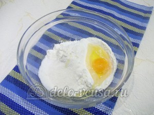 Блины с кокосовой стружкой: Добавить яйцо
