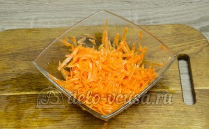 Морковку натереть на терке и замариновать