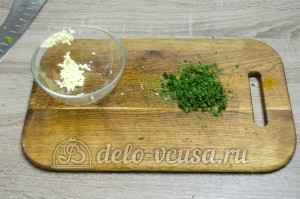 Белый соус для шаурмы: Мелко покрошить зелень и измельчить чеснок