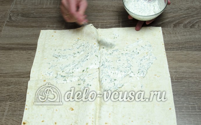 Смазываем лаваш соусом