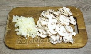 Гречневая каша с грибами: Порезать лук и грибы