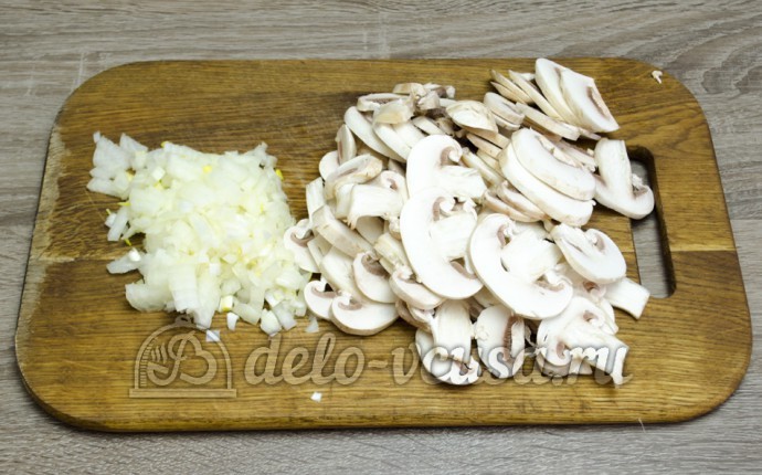 Гречневая каша с грибами: Порезать лук и грибы