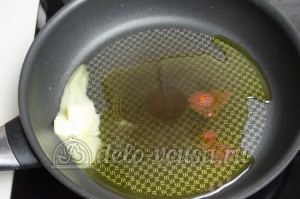 Суп с фасолью: Паприку прогреть в разогретом масле