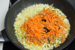 Суп с фасолью: Добавляем морковь