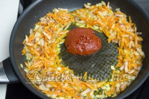 Суп с фасолью: Добавляем томатную пасту