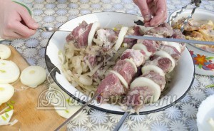 Шашлык из свинины: Нанизываем мясо на шампур