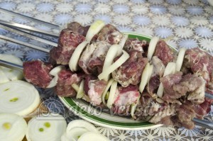 Шашлык из свинины: Нанизываем мясо