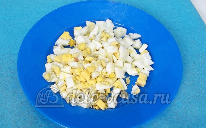 Окрошка без мяса с красной икрой: Порезать вареные яйца
