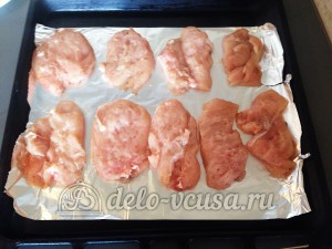 Курица с ананасами под сыром: Кладем мясо на противень
