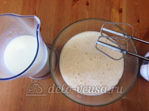 Блинный торт со сгущенкой и бананами: Добавляем молоко