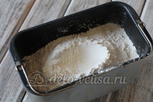 Пшеничный хлеб в духовке: Добавить муку