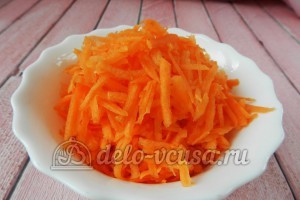 Скумбрия в духовке с овощами: Натереть морковку