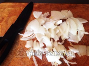 Курица с ананасами под сыром: Порезать лук