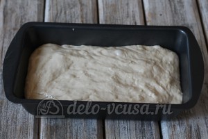 Пшеничный хлеб в духовке: Переложить тесто в форму