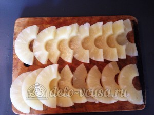Курица с ананасами под сыром: Нарезаем ананасы