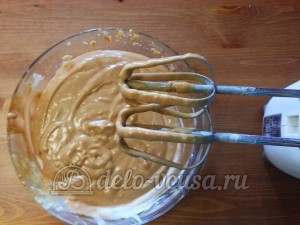 Блинный торт со сгущенкой и бананами: Взбить крем