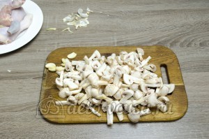 Курица с грибами в сливочном соусе: Грибы порезать на четвертинки