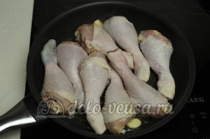 Курица с грибами в сливочном соусе: Обжариваем курицу