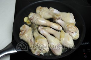 Курица с грибами в сливочном соусе: Обжариваем курицу до золотистого цвета
