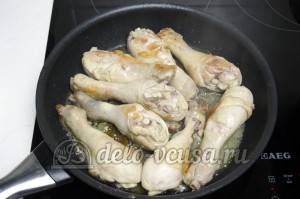 Курица с грибами в сливочном соусе: Тушим курицу под крышкой до полуготовности