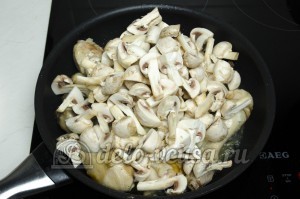 Курица с грибами в сливочном соусе: Добавляем грибы и лук