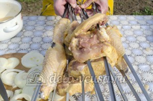 Шашлык из курицы: Курицу на шампур и на мангал