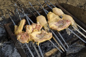 Шашлык из курицы: Курицу на мангал