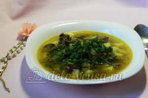 Суп из куриных сердечек: Добавить зелень в тарелки