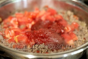 Лазанья: Добавить томаты