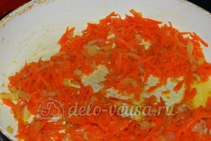 Суп из куриных сердечек: Морковь обжарить с луком