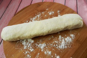 Творожные булочки: Раскатать тесто колбаской